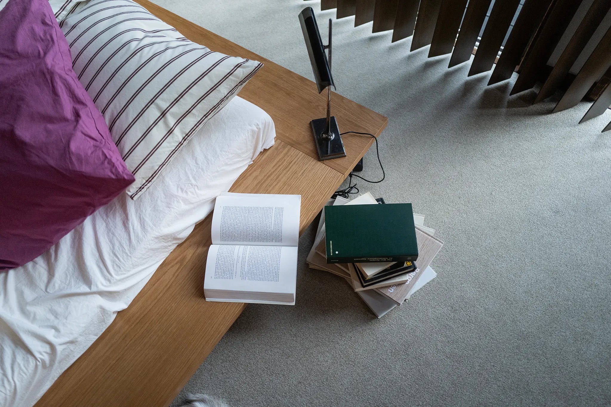 QORDAのステージベッドBD01を実際に部屋に設置してコーディネートした例